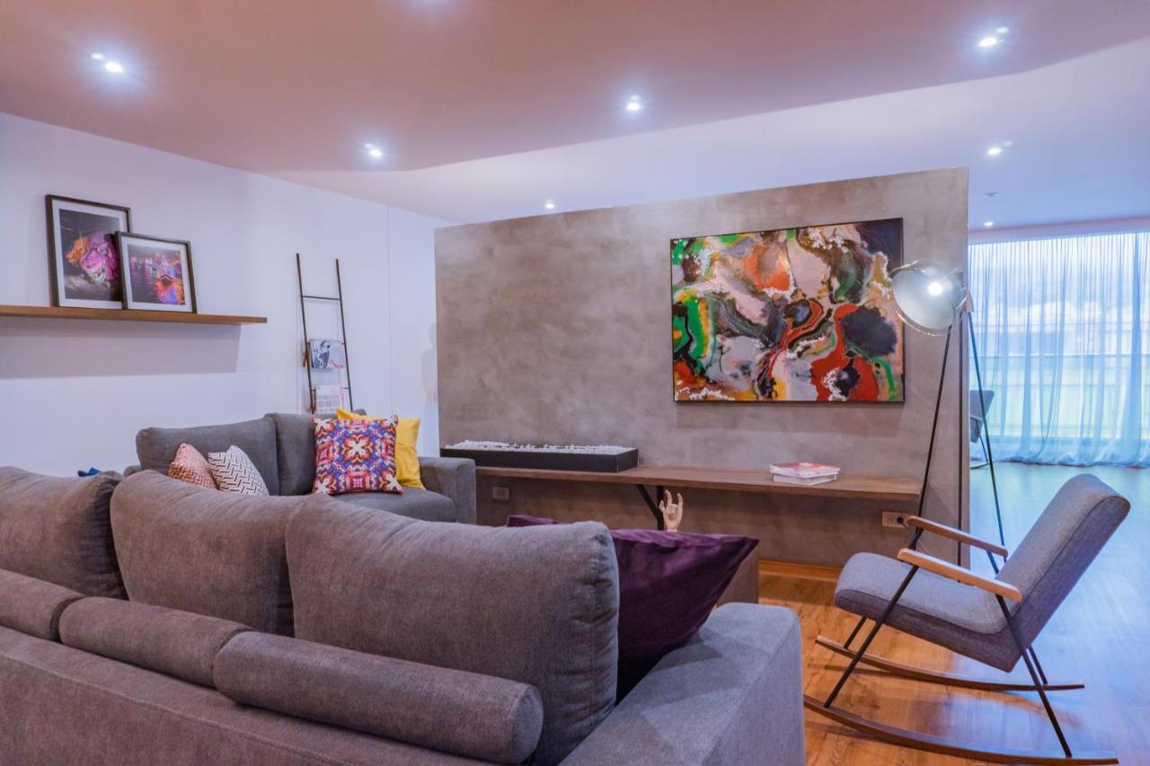 Hotel V1501 帕斯托 外观 照片 A living room with a concrete wall