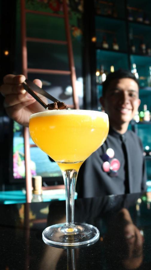 Hotel V1501 帕斯托 外观 照片 A bartender adding a garnish to a cocktail
