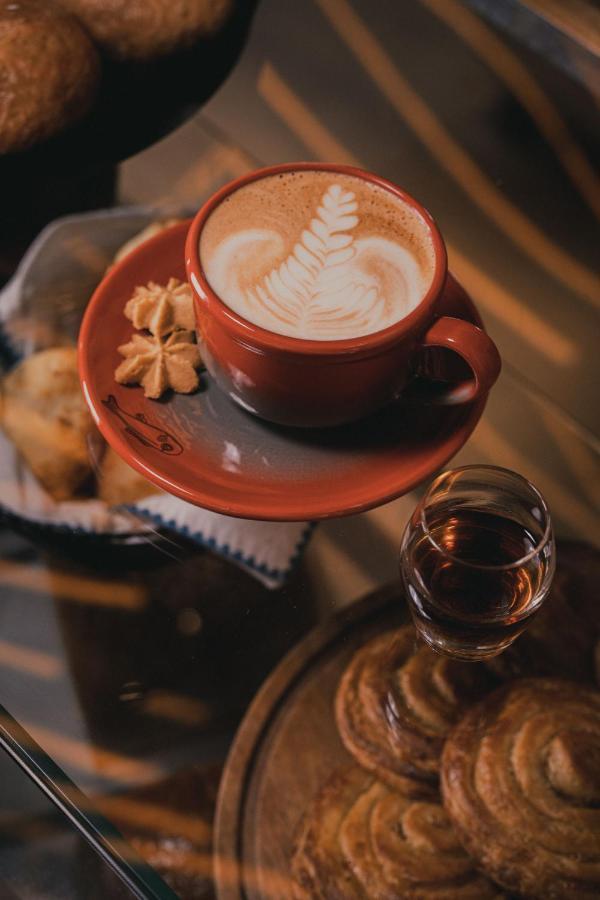 Hotel V1501 帕斯托 外观 照片 A cup of coffee with a glass of grappa
