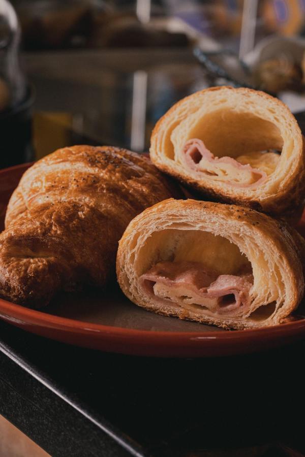 Hotel V1501 帕斯托 外观 照片 A ham and cheese croissant